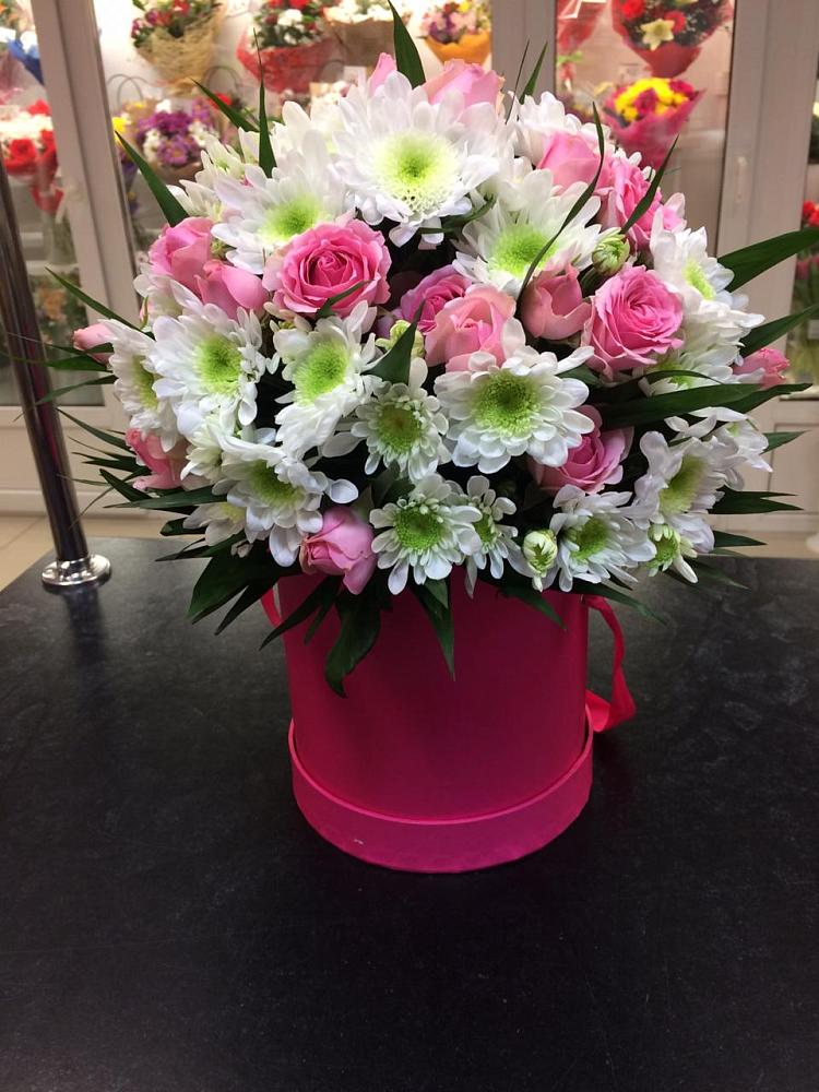 Цветочная композиция из Розы и Хризантемы в шляпной коробке в Вознесенской Республики Ингушетия